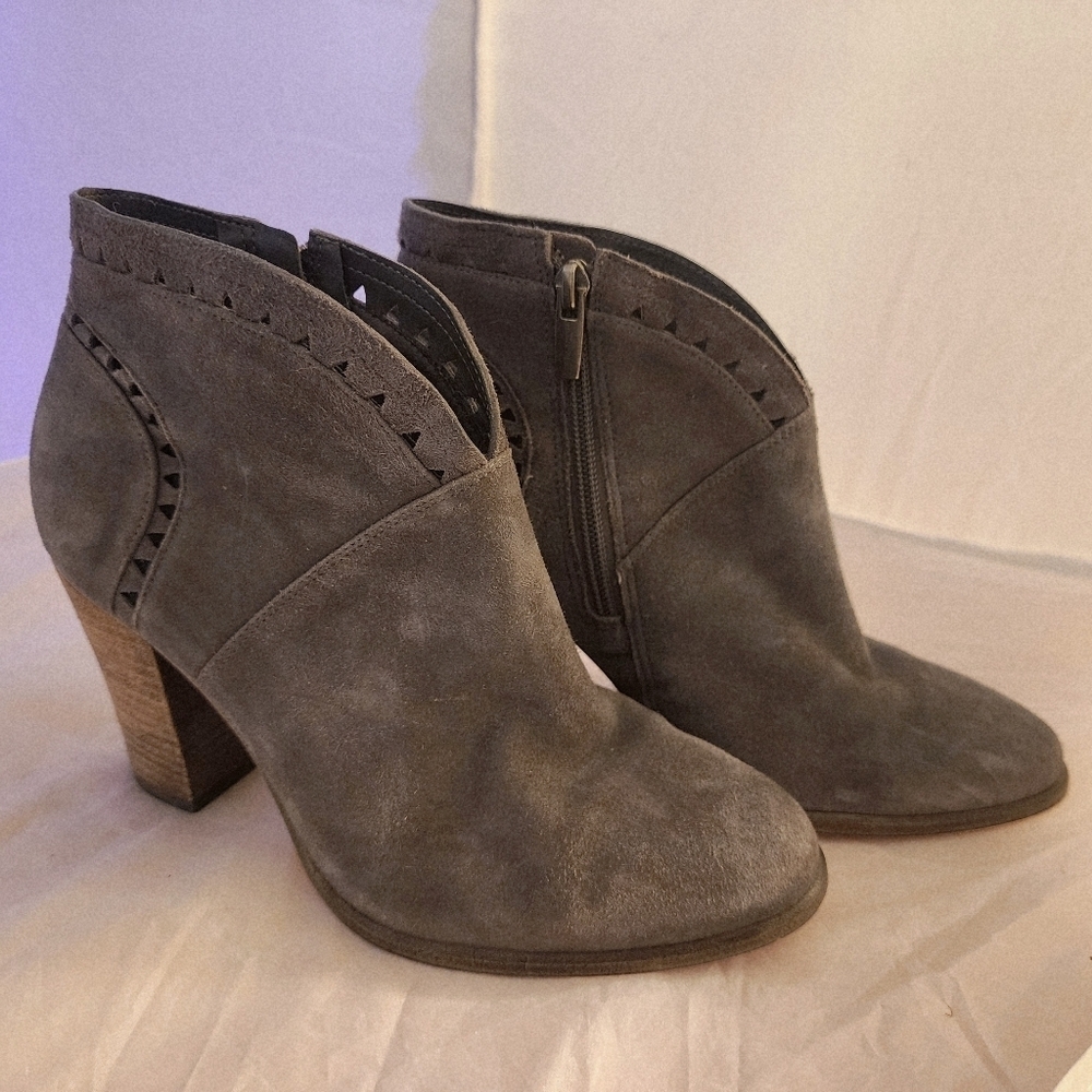 Vince Camuto Grey Lazer Cut Side Zip Booties Ankle Boots Women's Size 7 M EUC